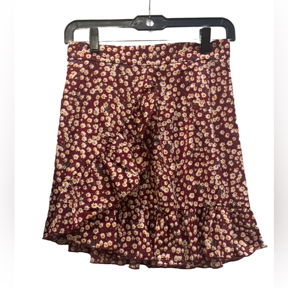 SHEIN Two Piece “Ditsy” Floral Matching outfit. Knot tie crop top & ruffle skirt - Picture 4 of 10